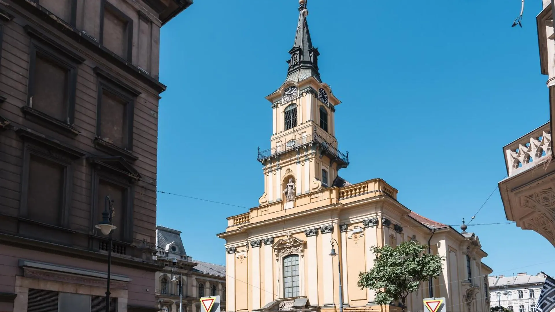 Central Budapest Boutique Blue Gem
